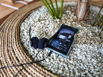 I photographed the FiiO JM21 with old-style headphones for nostalgic reasons, but the device is fitted with up-to-date technology.