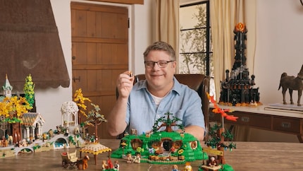 Sam-Darsteller Sean Astin grinst verschmitzt in die Kamera.