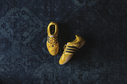 Sleek en goud, de Bad Bunny × Adidas Ballerina.
