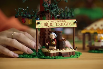 Auf der Bühne hält Bilbo seine Rede und macht sich dann unsichtbar.