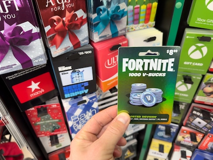 Du kannst In-Game-Währung mit echtem Geld kaufen. Im Game selbst oder Pre-Paid.