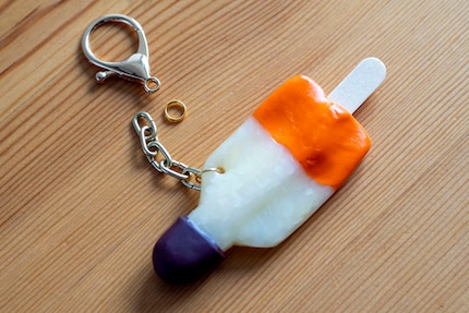 Als de schakelketting, de splitringen en de sleutelhanger in elkaar zijn gezet, kan de raket opstijgen. 