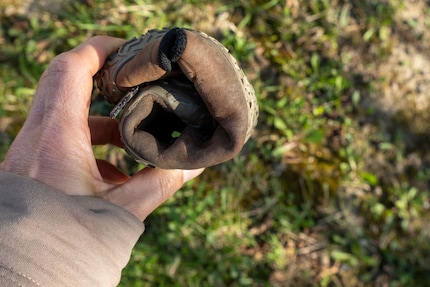The sole is so thin that the shoe can be bend easily.