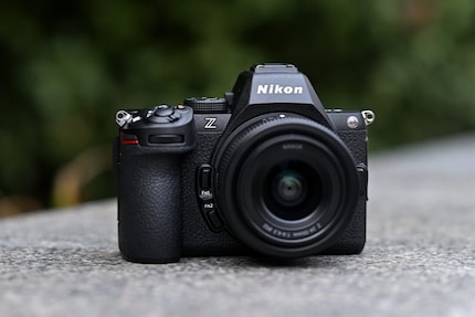 De Nikon Z5II meet 134 × 100,5 × 72 mm en weegt 700 gram.