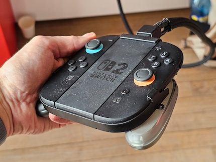 De Joy Cons in de oplaadgreep.