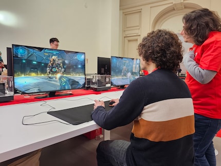 Phil schiet met de Joy Cons.