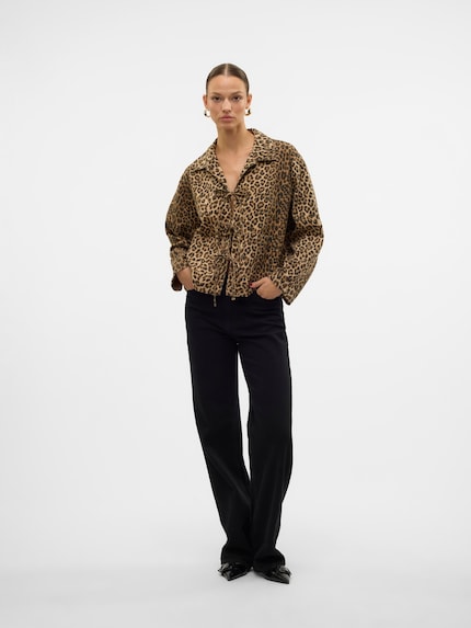 Die Leo-Jeansjacke ist ein Blickfang.