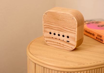 Retro vibes: De wekker wordt op de klassieke manier ingesteld met een knop.