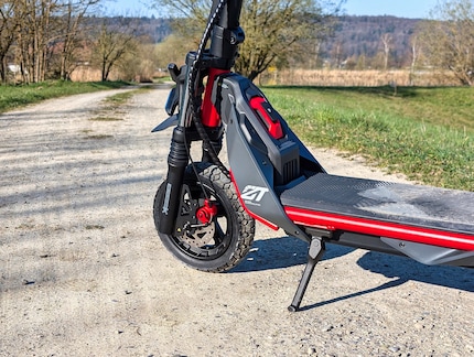 De Segway heeft een hoge en brede treeplank en massieve vering.