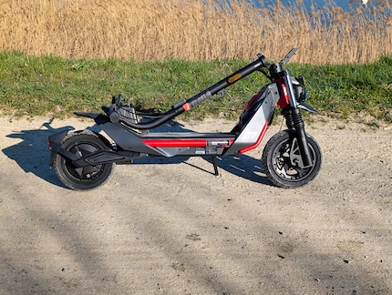 Zelfs opgevouwen is de Segway nog steeds een lomp en vooral zwaar apparaat.