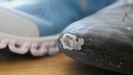 Dieser Schuh hat es hinter sich. Vorne aufschneiden wäre natürlich auch eine Lösung.