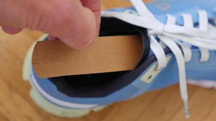 Mit der Kartonschablone lässt sich checken, ob der Schuh lang genug ist.