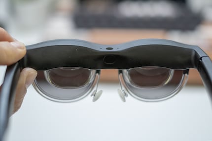 De omgevingslichtsensor en microfoons zitten middenboven. De sensor voor draagdetectie zit aan de binnenkant.