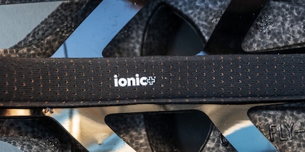 De ionic+ zweetafvoerende vulling is in de helm verwerkt.