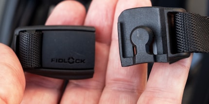 De magnetische Fidlock sluiting van de «Ultra Fly Pro MIPS».