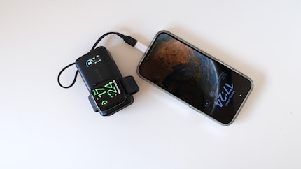 iPhone en Apple Watch zuigen samen aan de MagGo.