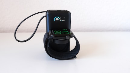 De powerbank staat omhoog, het horloge wordt opgeladen.
