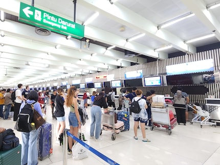 Solche Warteschlangen und langwierige Check-In_Prozesse könnten mit den geplanten digitalen Reiseausweisen der ICAO künftig entfallen.