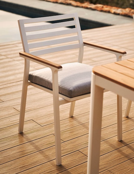 Dieses Design ermöglicht mit seiner Sitzhöhe von 45 cm eine bequeme Sitzposition für den Essbereich.