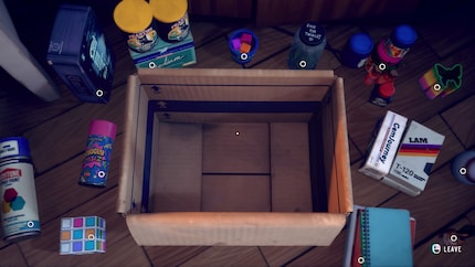 Swanns kamer is een ware schatkamer vol memorabilia uit de jaren 90. Hier is ze aan het inpakken voor haar verhuizing. Hier is ze aan het inpakken voor haar verhuizing.