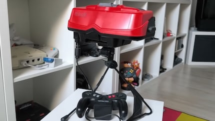 De Virtual Boy met standaard en controller.