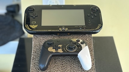 De Wii U gamepad is beduidend logger dan conventionele controllers. Ter vergelijking: de Pro Controller van de Switch.