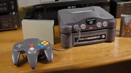 De 64DD wordt aangesloten als uitbreiding onder de console en speelt diskettes af in plaats van cartridges.