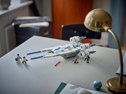 Zum Start der zweiten Andor-Staffel hebt der U-Wing mit exklusiven Minifiguren ab – bereit für den nächsten Einsatz auf dem Schreibtisch.