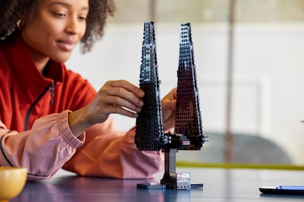 Die dunkle Seite stilvoll inszeniert: Das ikonische Shuttle macht auch als Display-Modell eine imposante Figur.