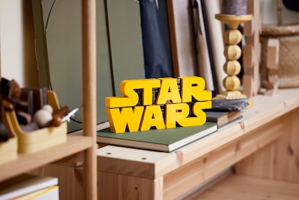 Fan-Stolz zum Bauen: Das 3D-Logo bringt die Galaxis direkt ins Regal – inklusive Mini-Details für aufmerksame Jedis.