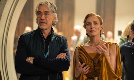Schrijver en showrunner Tony Gilroy (links) is niet alleen de man die mogelijk «Rogue One» heeft gered, maar heeft met «Andor» het beste artikel geschreven dat het «Star Wars» universum ooit heeft gezien.