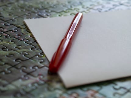 Pen, papier en denkkracht zijn helaas niet genoeg om de puzzels helemaal op te lossen.