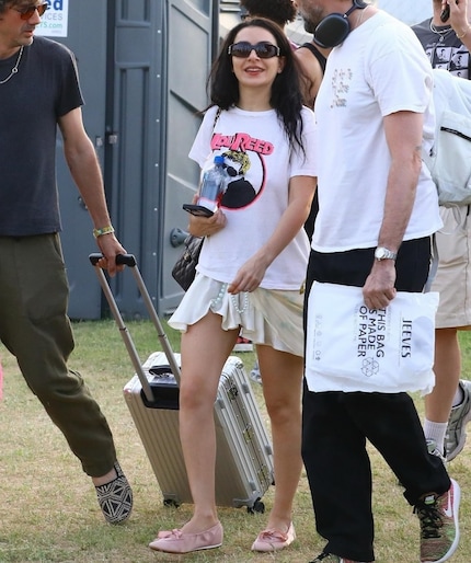 Charli XCX at the Coachella Festival in sneaker ballerinas from Vivaia.
