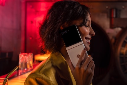 Das razr 60 hat kleinere Display als die Ultra-Variante.