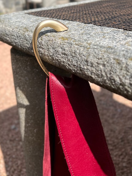 The hook can also cope with thick stone slabs…