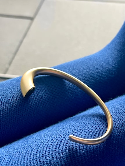 The bag hook could just as well be a bangle.