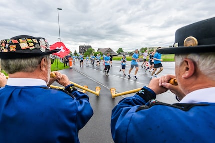 Presentator: De alpenhoornblazers waren een grote verrassing langs de route.