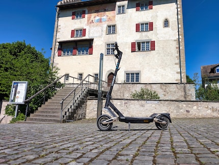 Holpriges Kopfsteinpflaster vor dem Schloss Greifensee.