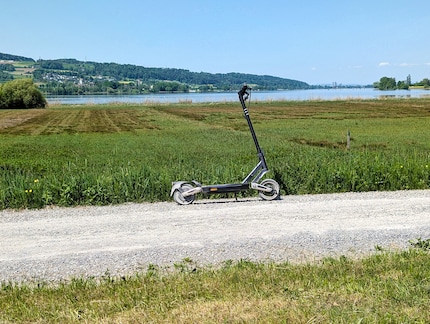 Nach 20 Kilometern über Stock und Stein braucht der Scooter eine Reinigung.