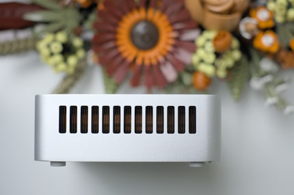 De ventilatiesleuven helpen de NUC ook om zijn prestaties te bereiken.