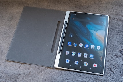 De stijlvolle hoes beschermt de tablet en kan ook als standaard worden gebruikt.