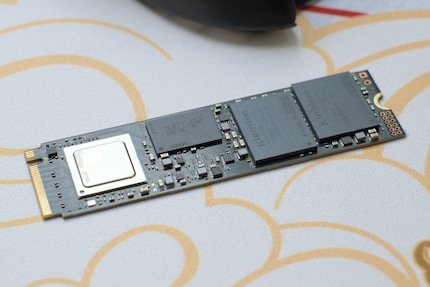 De controller links, de DRAM cache in het midden en de twee NAND geheugenchips rechts.