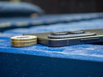 De Galaxy S25 Edge is net zo dik als drie munten van 1 euro.