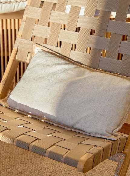 Of het nu in de woonkamer is of op het balkon - de handgeweven stoel nodigt uit om te ontspannen.