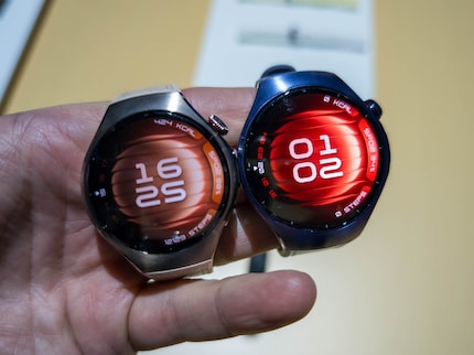 De 42 mm versie van de Watch 5 (links) vergeleken met de 46 mm versie.