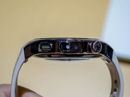 De X-TAP sensor bevindt zich aan de zijkant in het midden, tussen de draaiende kroon en een andere knop.
