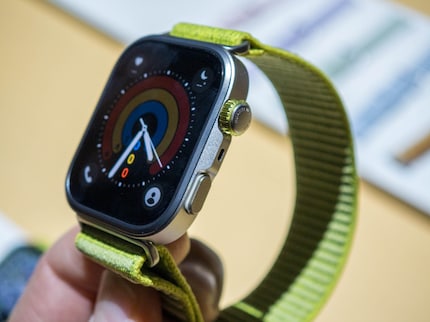 Kroon en knop aan de zijkant van de Watch Fit 4 Pro.