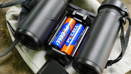 395 Gramm wiegt das 12x25 S ohne Batterien. Mit allem drum und dran zeigt meine Küchenwage 463 Gramm an.