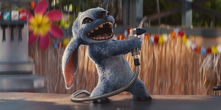 Stitch zoals we hem kennen en van hem houden - en opnieuw ingesproken in origineel geluid door de originele «Lilo & Stitch» regisseur Chris Sanders.