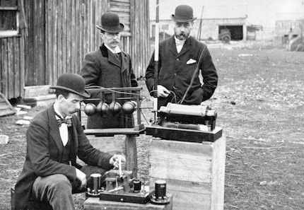 1897: Ingenieurs van de Britse posterijen inspecteren Marconi's apparatuur, waarmee de eerste draadloze transmissie over de oceaan mogelijk werd.